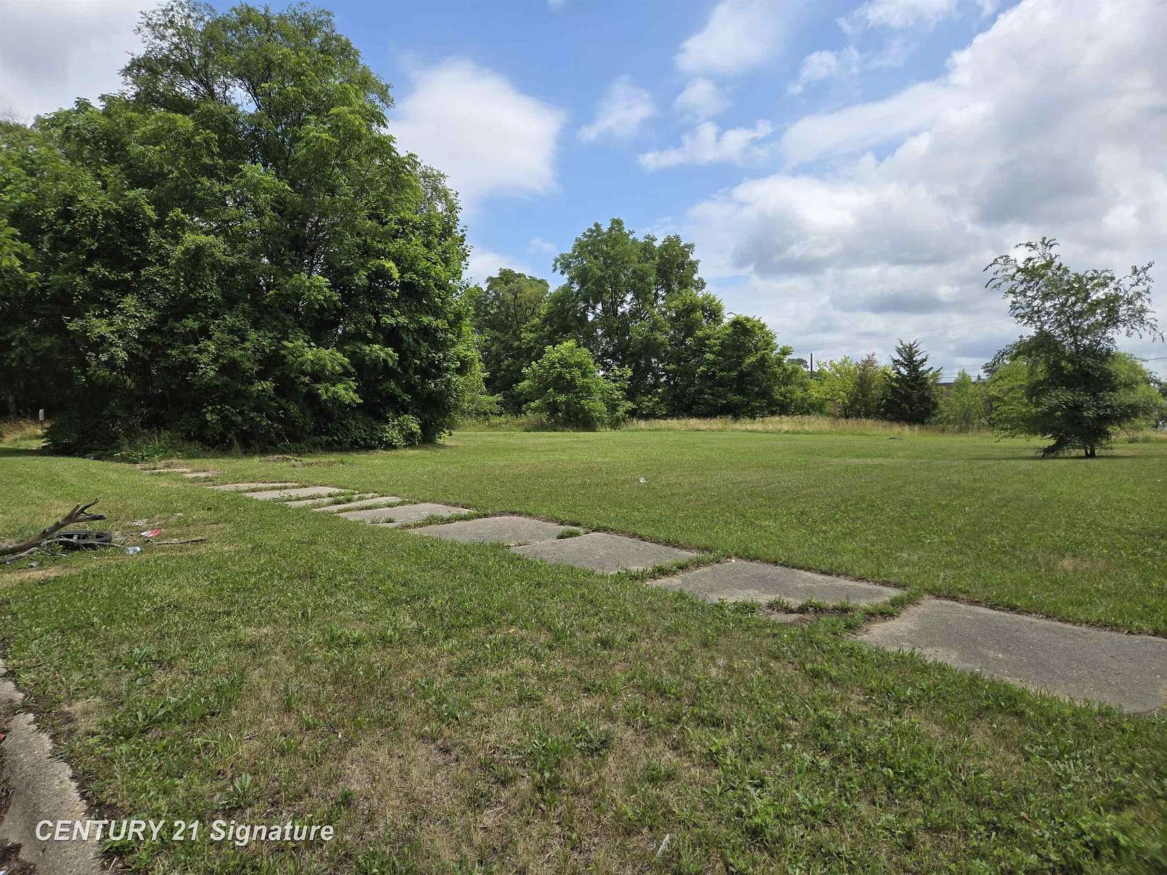 0.4 Acres of Commercial Land for Sale in Flint, Michigan