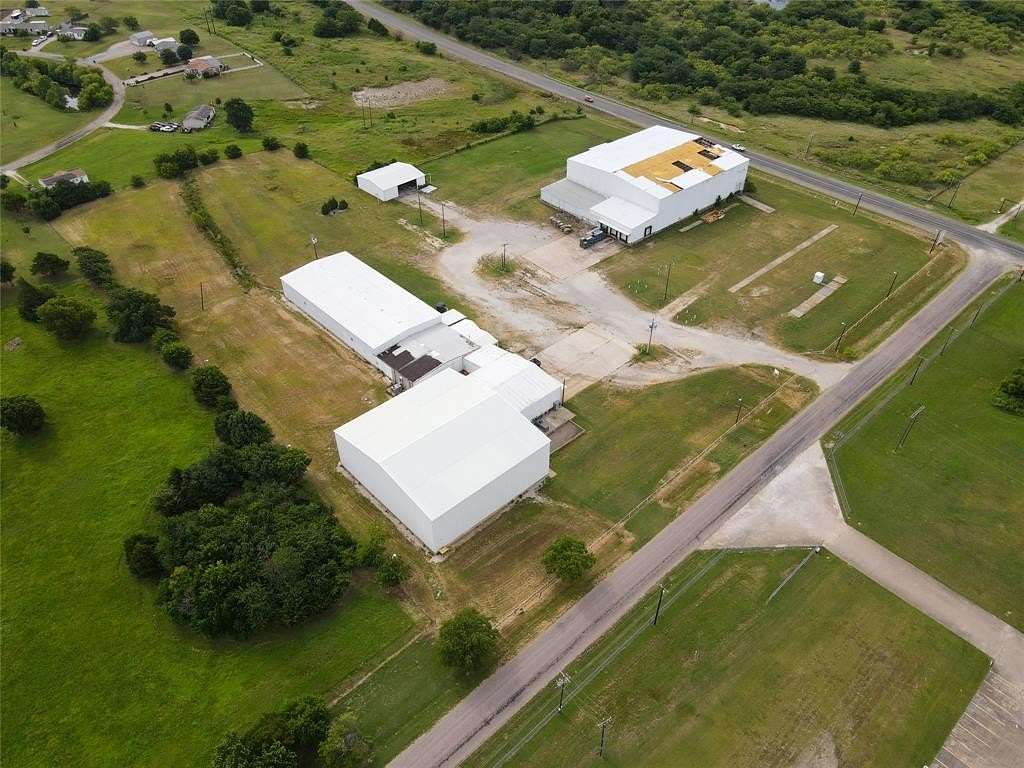 10 Acres of Commercial Land for Lease in Southmayd, Texas