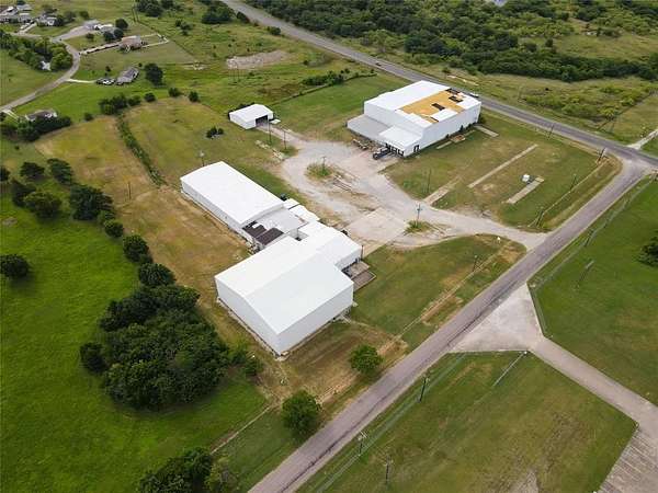 10 Acres of Commercial Land for Lease in Southmayd, Texas
