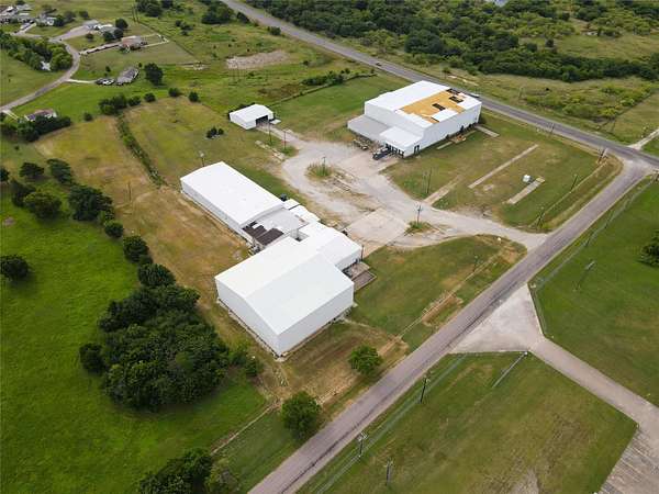 10 Acres of Commercial Land for Lease in Southmayd, Texas