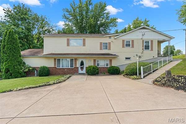 2 Acres of Residential Land with Home for Sale in Washington, Missouri