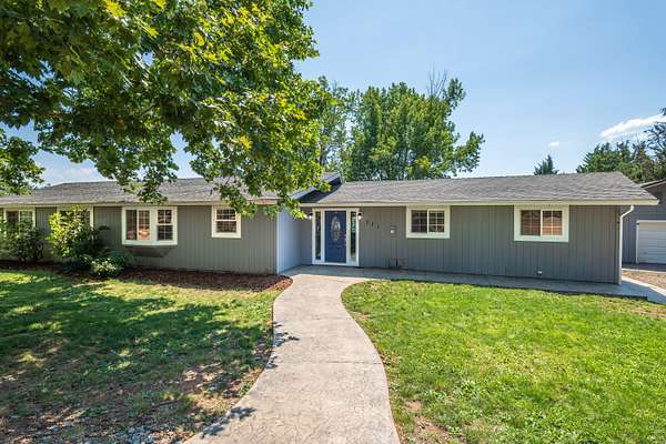 1.65 Acres of Residential Land with Home for Sale in Grants Pass, Oregon