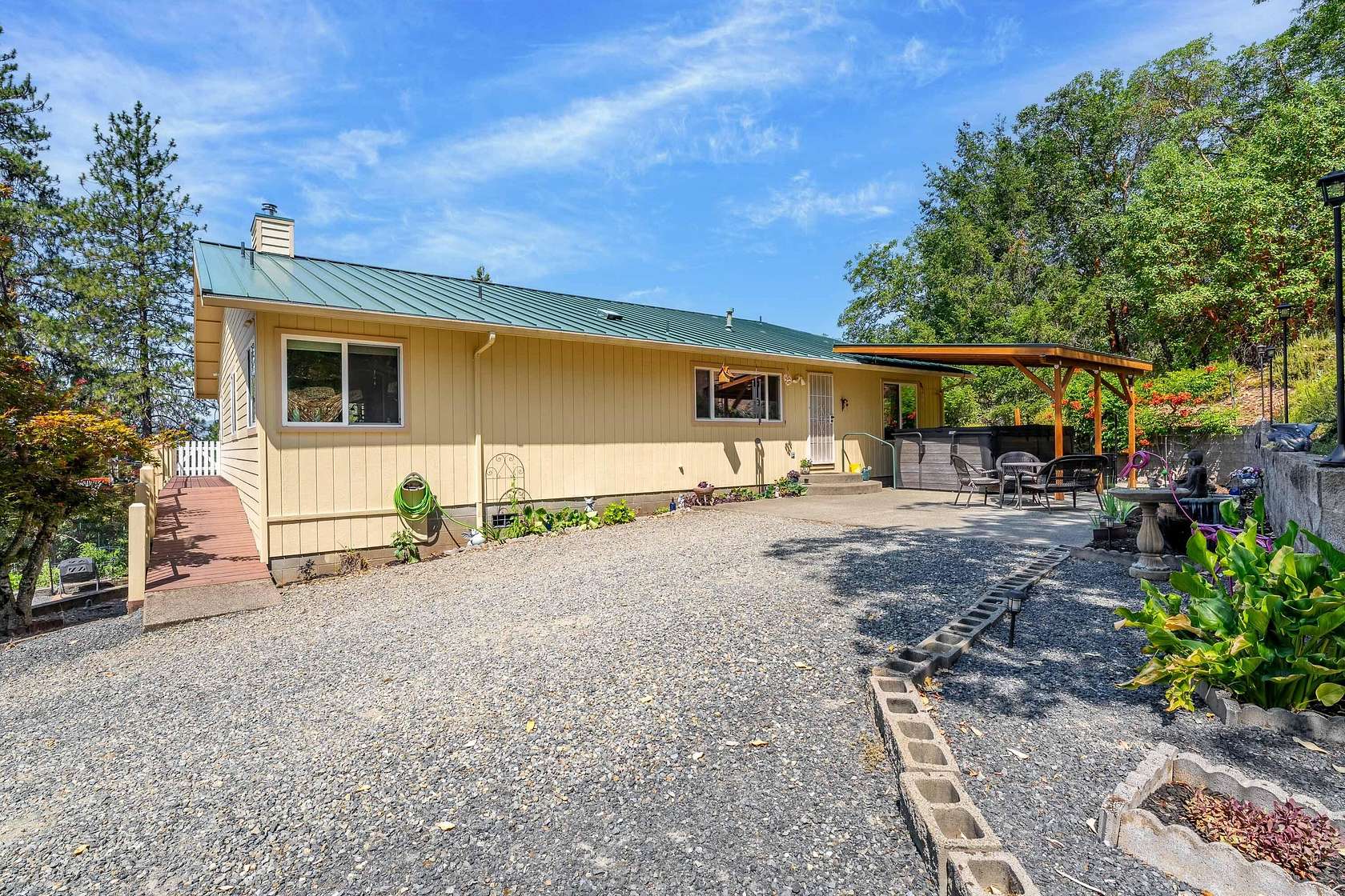 13.7 Acres of Land with Home for Sale in Grants Pass, Oregon