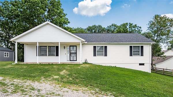 3.49 Acres of Residential Land with Home for Sale in Zanesville, Ohio