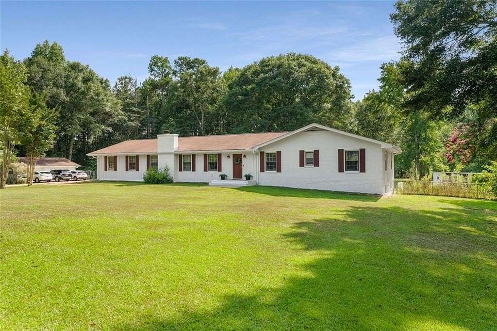 5 Acres of Residential Land with Home for Sale in Fayetteville, Georgia