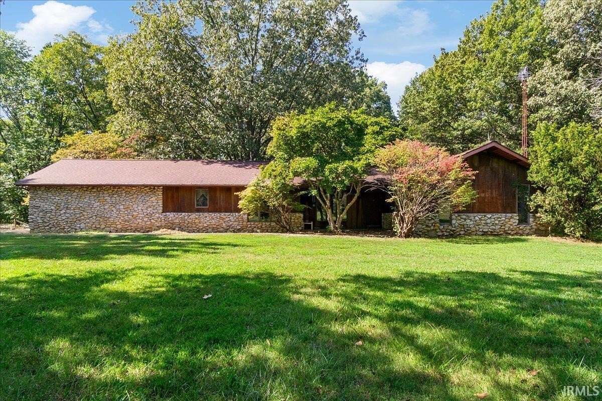 5 Acres of Residential Land with Home for Sale in Carmi, Illinois