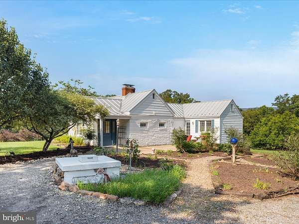 5 Acres of Residential Land with Home for Sale in Fort Valley, Virginia