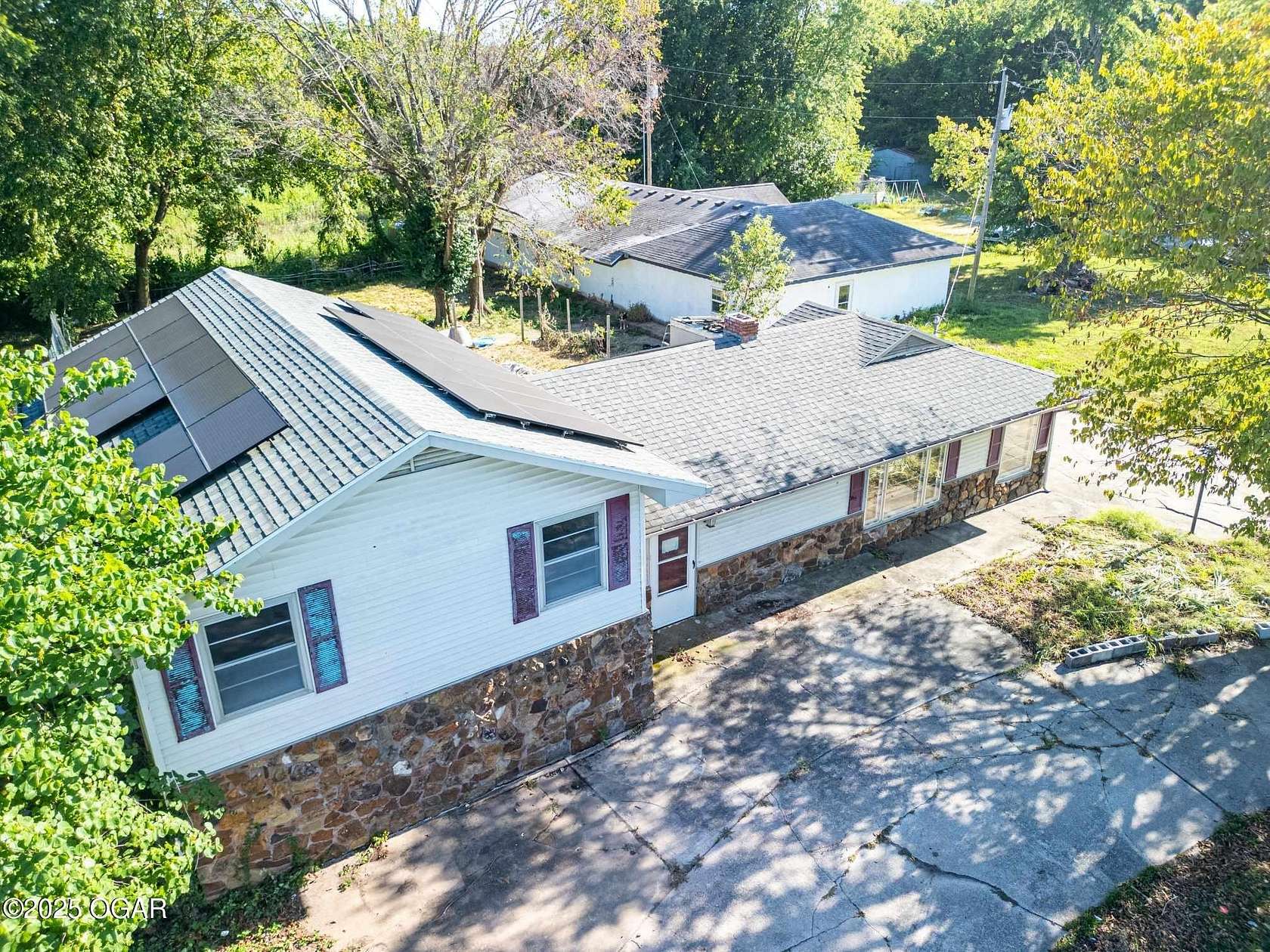 5 Acres of Residential Land with Home for Sale in Neosho, Missouri