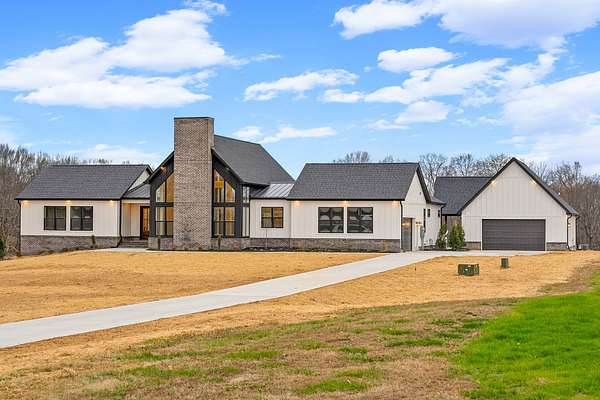 5 Acres of Residential Land with Home for Sale in Clarksville, Tennessee