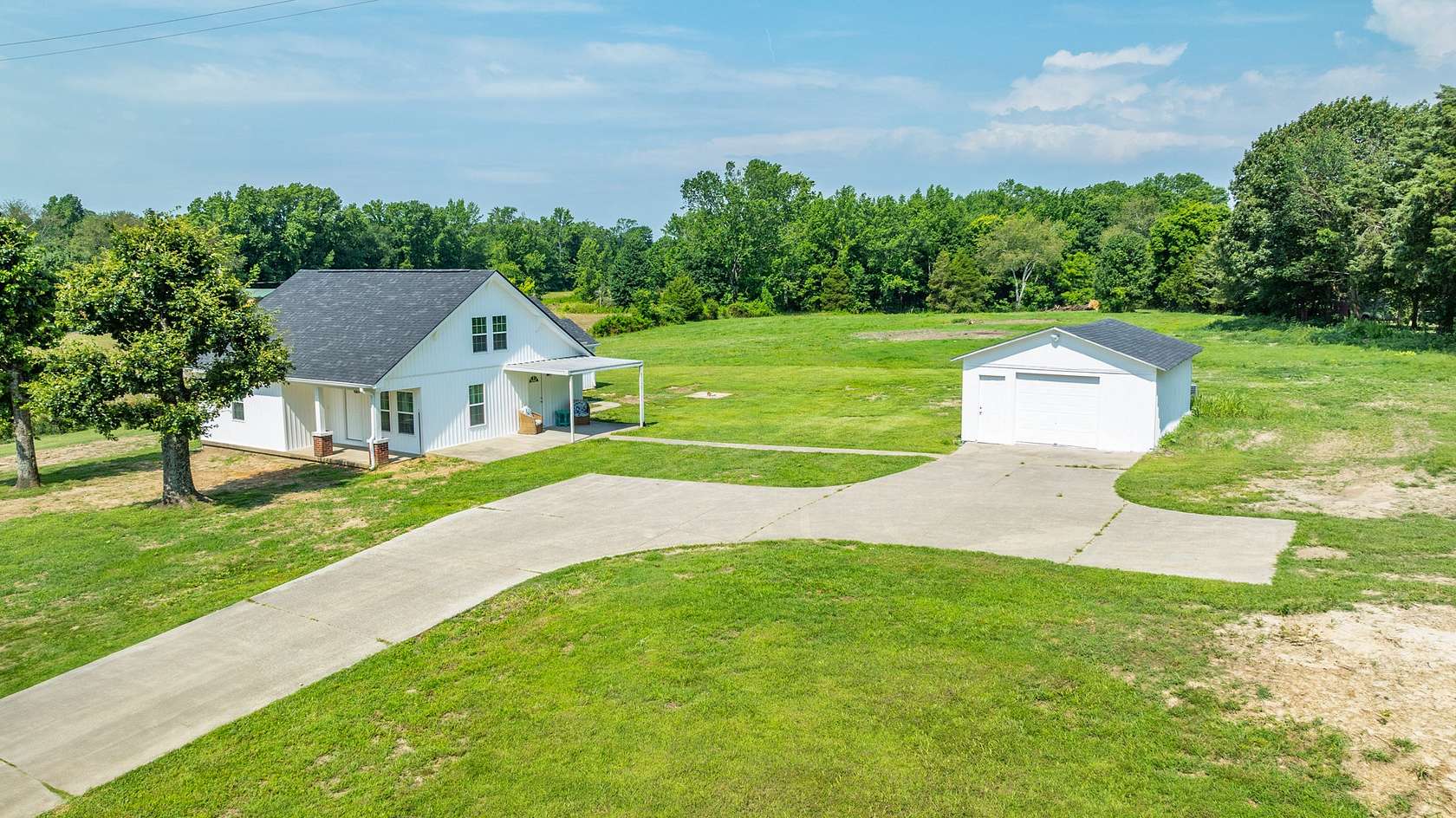 5.29 Acres of Residential Land with Home for Sale in Westmoreland, Tennessee