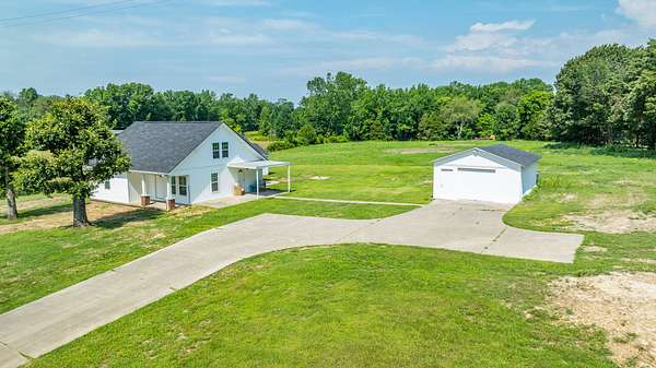 5.29 Acres of Residential Land with Home for Sale in Westmoreland, Tennessee