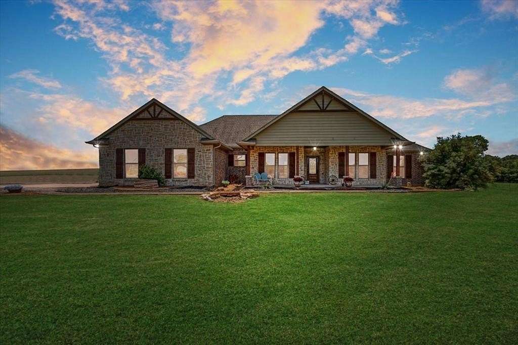 13.4 Acres of Land with Home for Sale in Van Alstyne, Texas