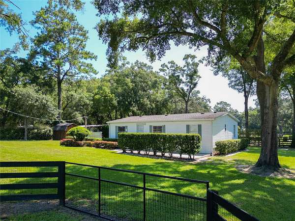 3 Acres of Residential Land with Home for Sale in Morriston, Florida