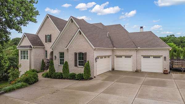 1.67 Acres of Residential Land with Home for Sale in Franklin, Tennessee