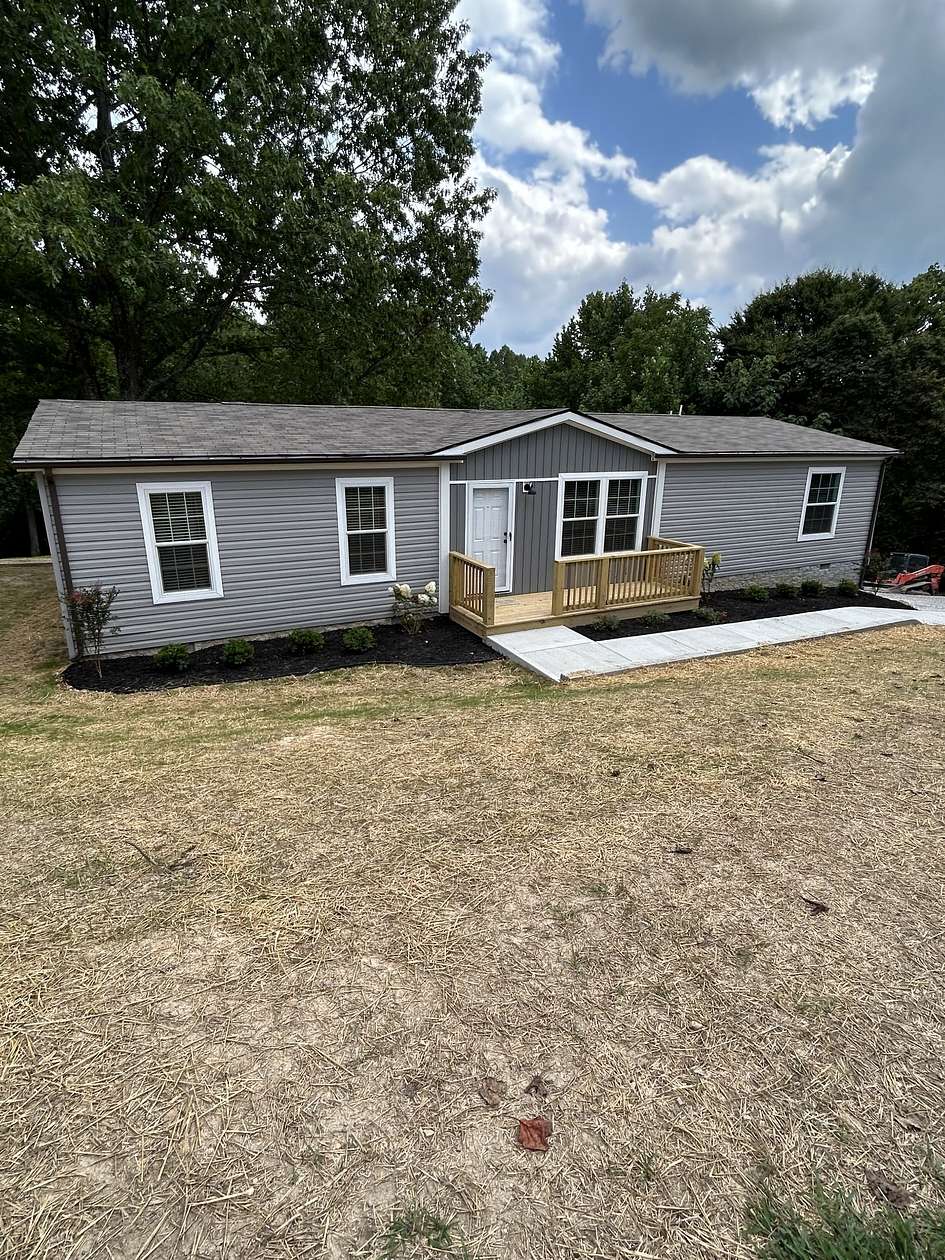 2.4 Acres of Residential Land with Home for Sale in Westmoreland, Tennessee