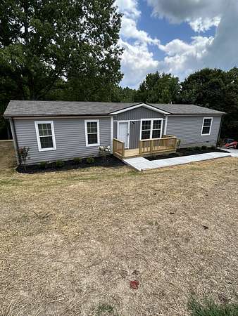 2.4 Acres of Residential Land with Home for Sale in Westmoreland, Tennessee