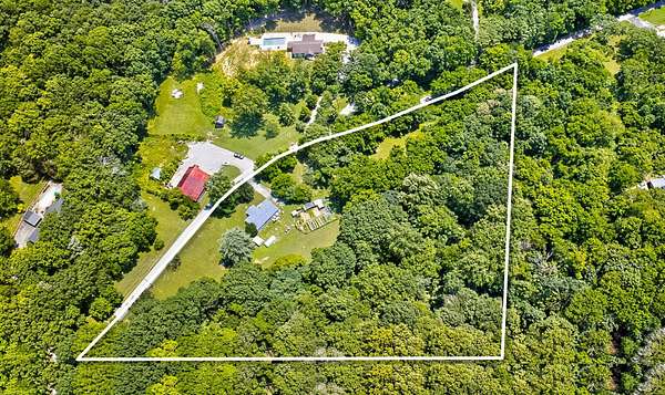 2.34 Acres of Residential Land with Home for Sale in Hendersonville, Tennessee