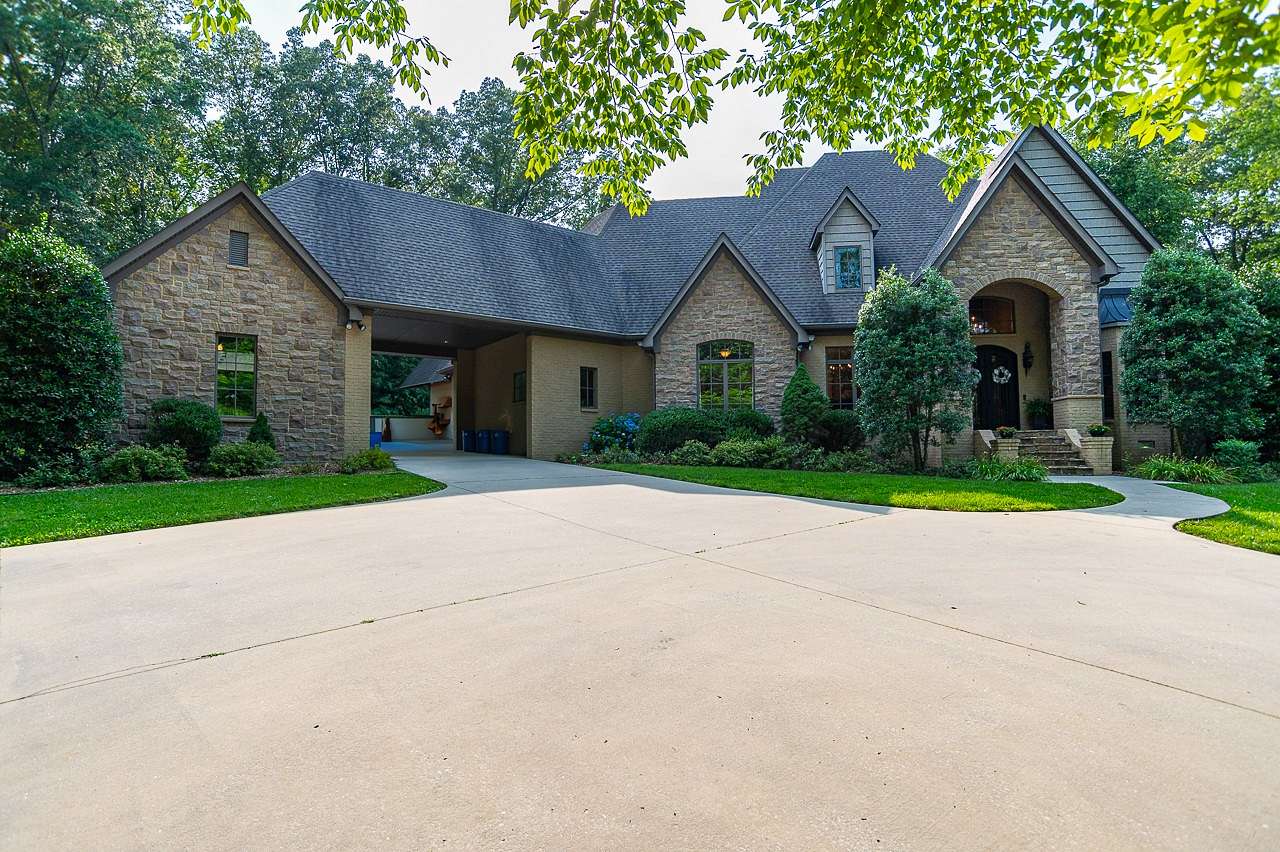 2.14 Acres of Residential Land with Home for Sale in Tullahoma, Tennessee