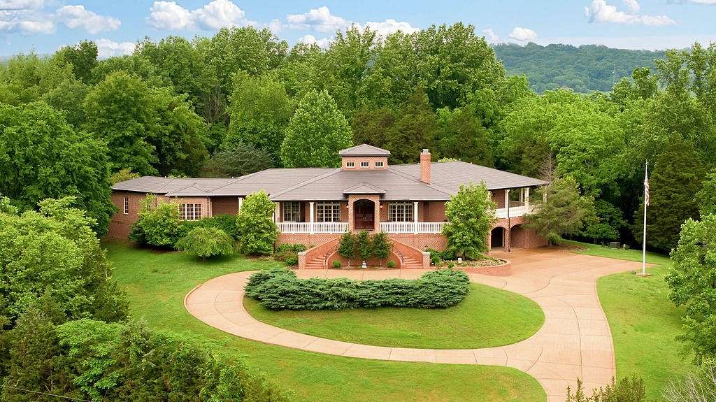 5 Acres of Residential Land with Home for Sale in Hendersonville, Tennessee