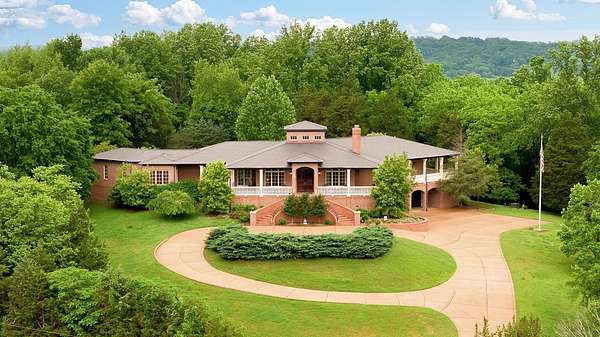 5 Acres of Residential Land with Home for Sale in Hendersonville, Tennessee