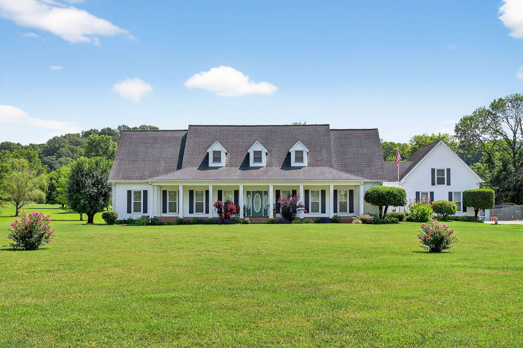 7.43 Acres of Residential Land with Home for Sale in Hendersonville, Tennessee