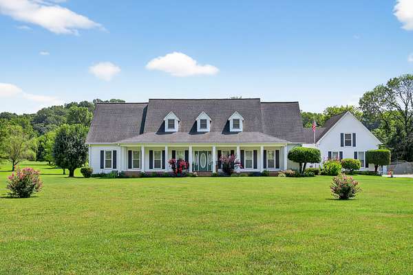 7.43 Acres of Residential Land with Home for Sale in Hendersonville, Tennessee