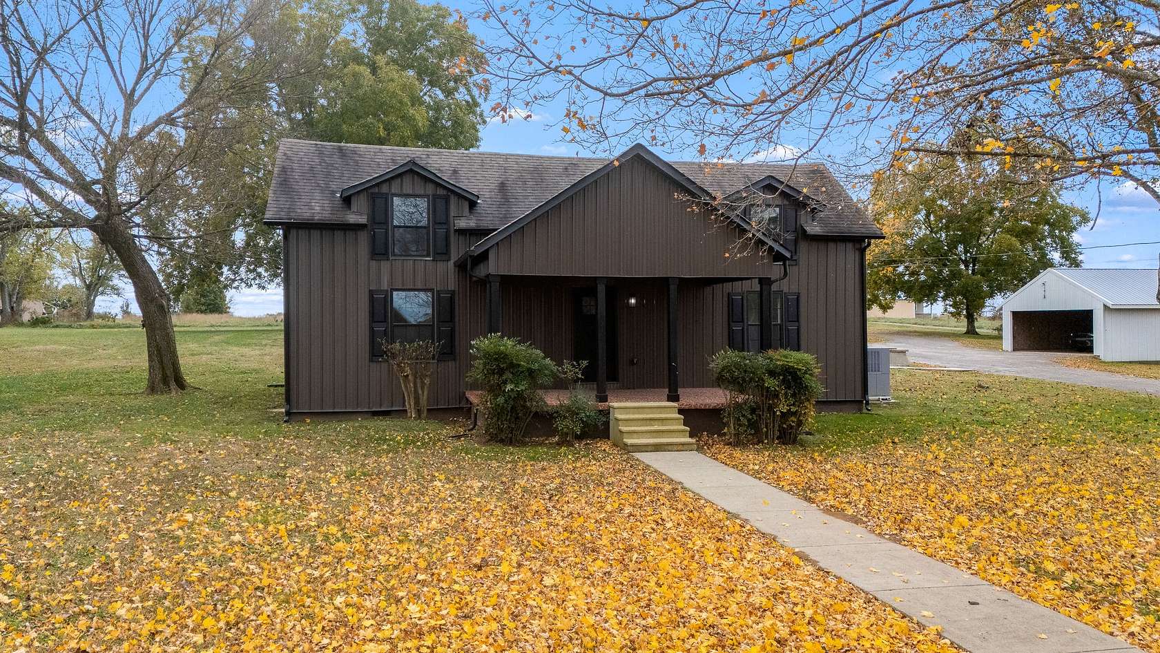 3 Acres of Residential Land with Home for Sale in Taft, Tennessee