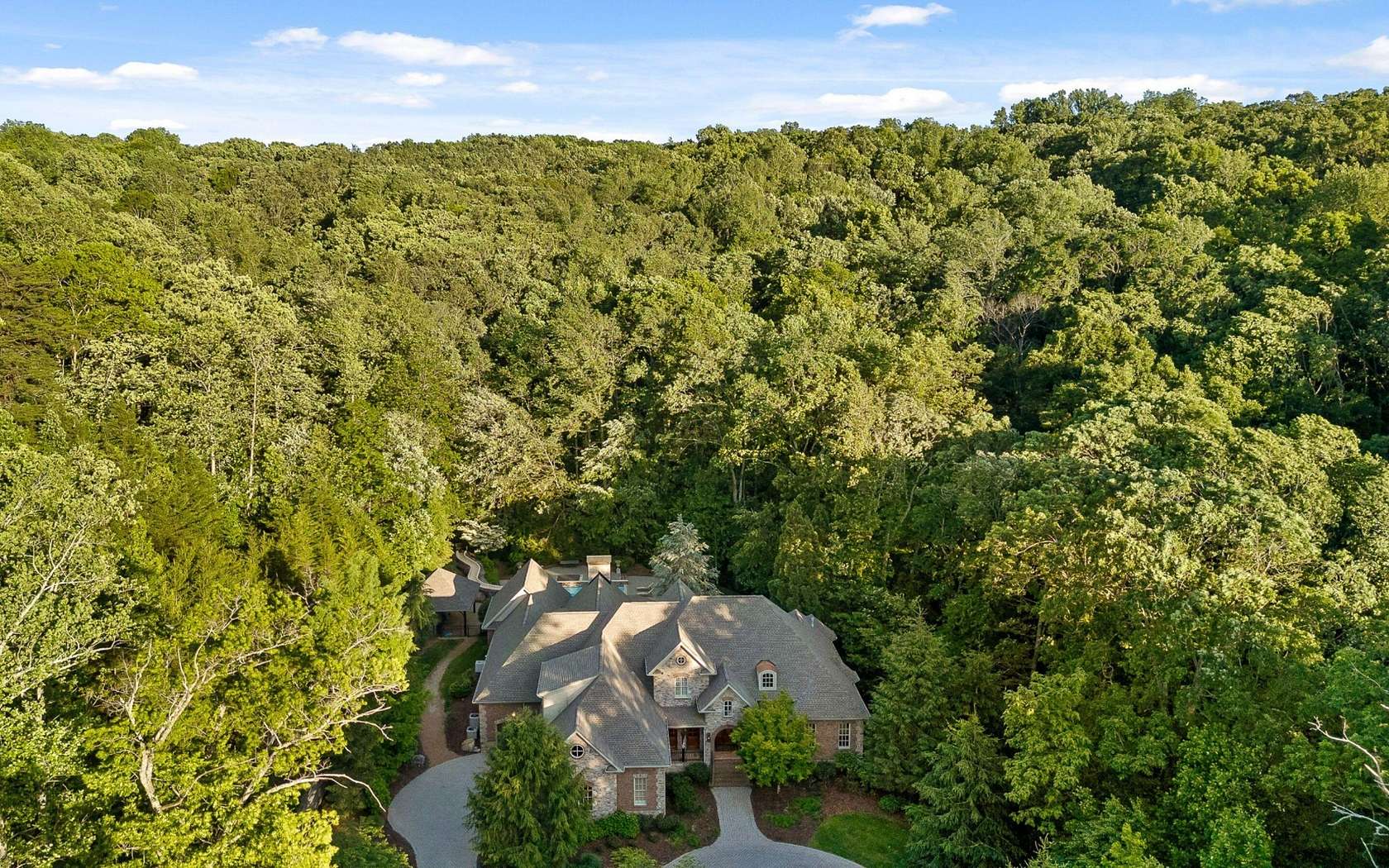 19.2 Acres of Land with Home for Sale in Signal Mountain, Tennessee