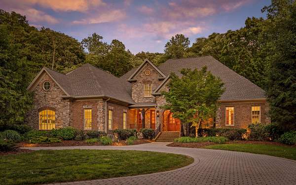 18 Acres of Land with Home for Sale in Signal Mountain, Tennessee