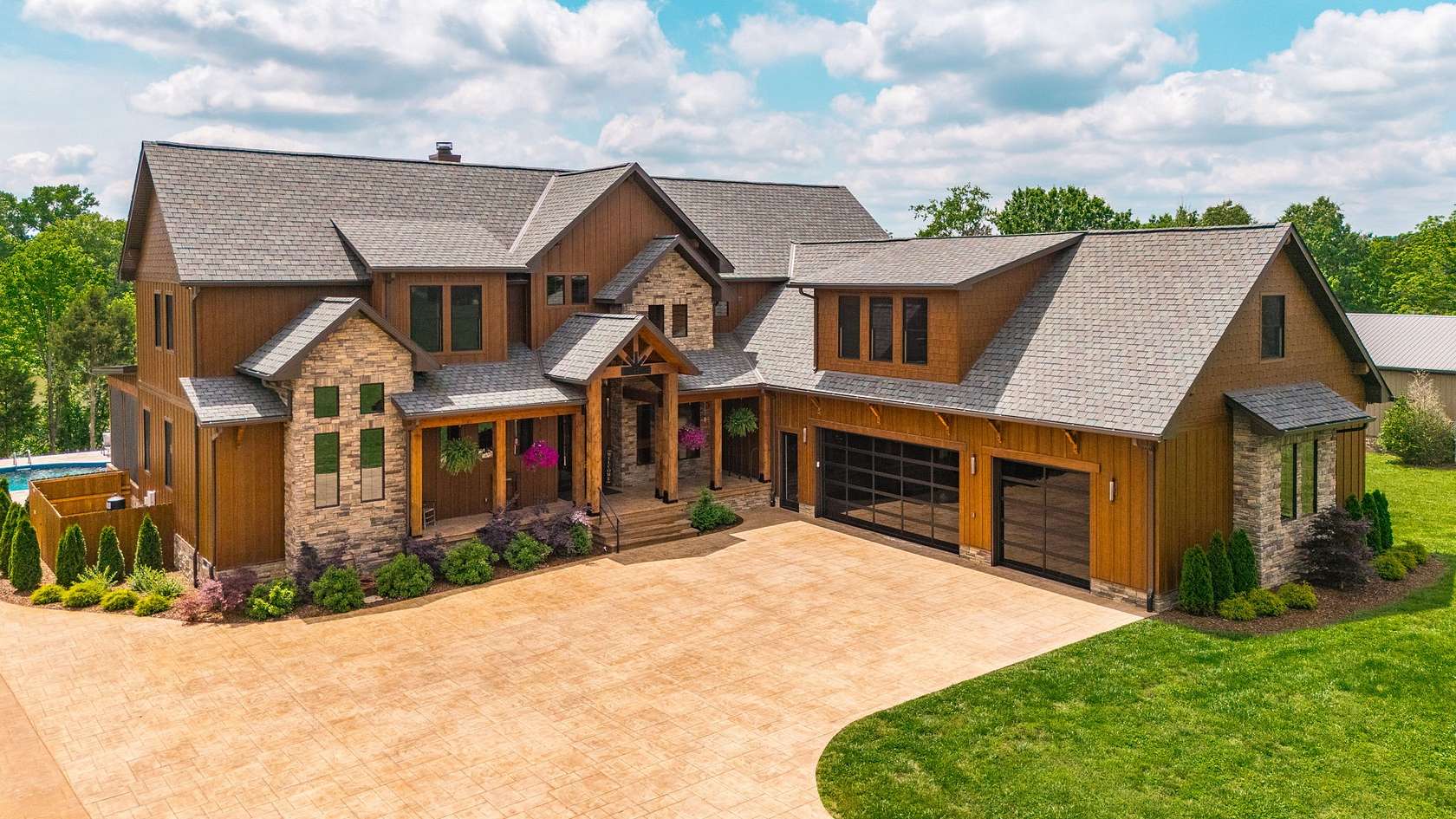 5.52 Acres of Residential Land with Home for Sale in Gallatin, Tennessee