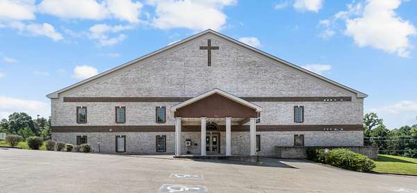 9 Acres of Improved Commercial Land for Sale in Clarksville, Tennessee