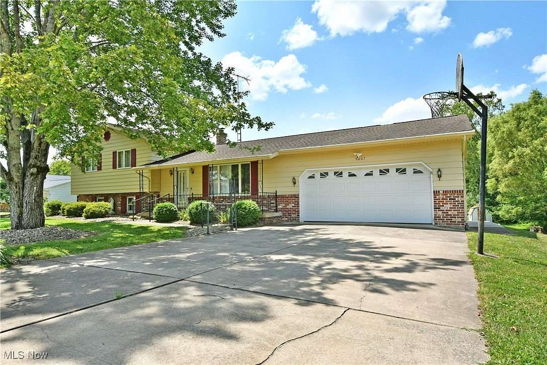 4.22 Acres of Residential Land with Home for Sale in Warren, Ohio