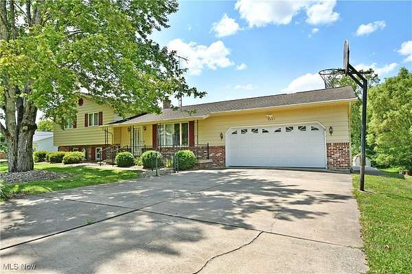 4.22 Acres of Residential Land with Home for Sale in Warren, Ohio