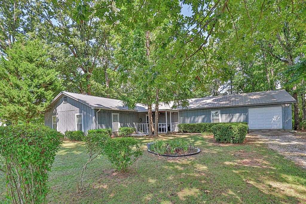 4.4 Acres of Residential Land with Home for Sale in Roanoke, Alabama