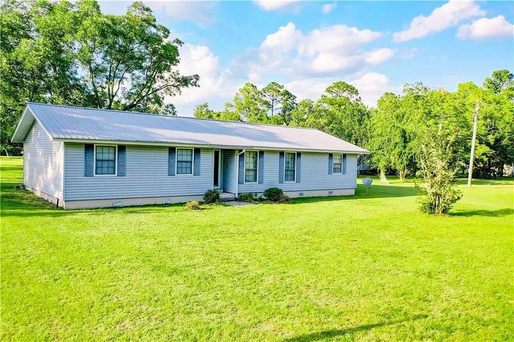 3.54 Acres of Residential Land with Home for Sale in Blackshear, Georgia