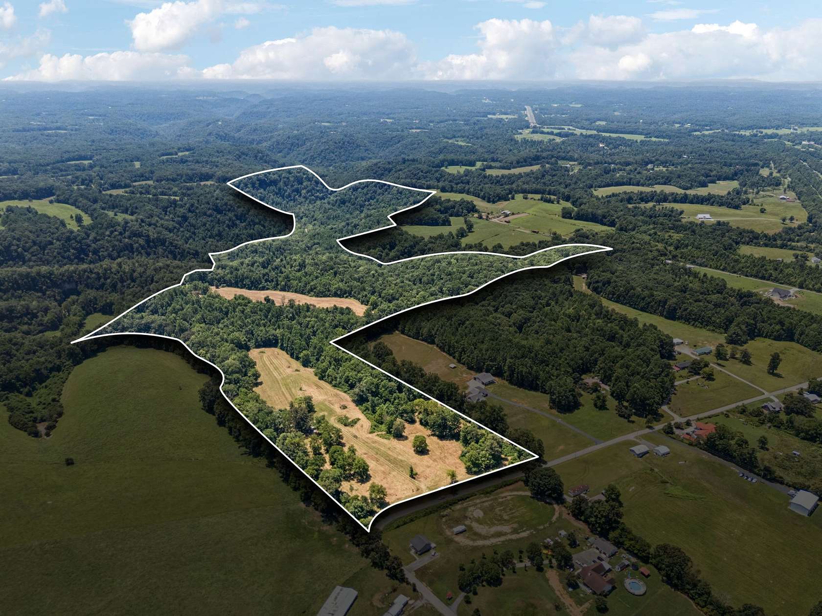 126 Acres of Land with Home for Sale in Baxter, Tennessee