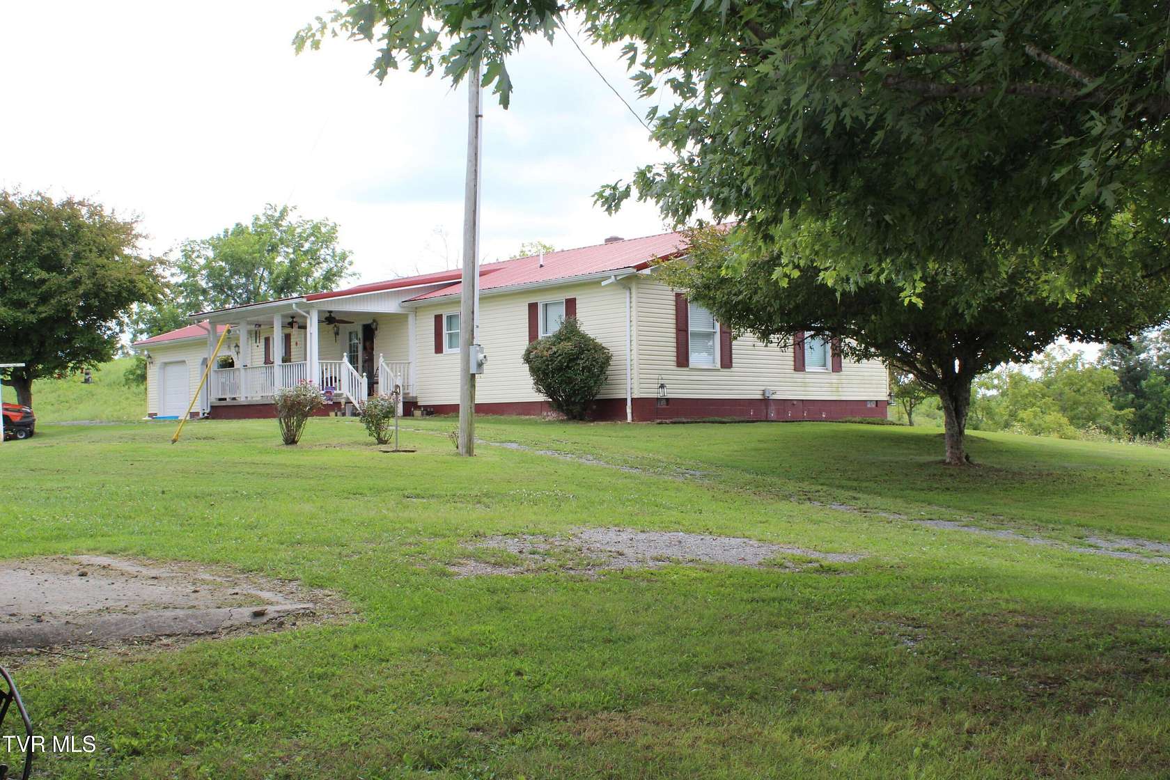 20 Acres of Land with Home for Sale in Rose Hill, Virginia