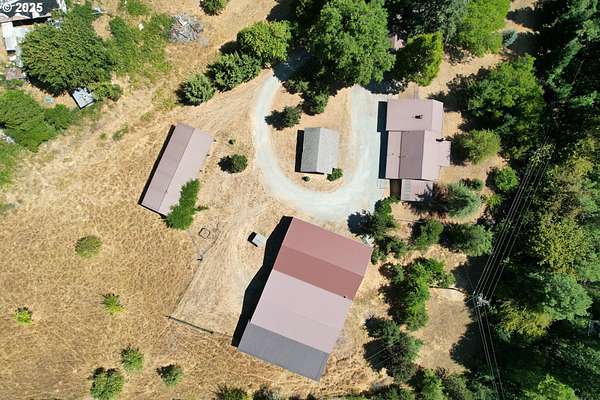 3.1 Acres of Residential Land with Home for Sale in Riddle, Oregon