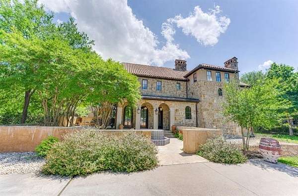 3 Acres of Land with Home for Lease in Dallas, Texas