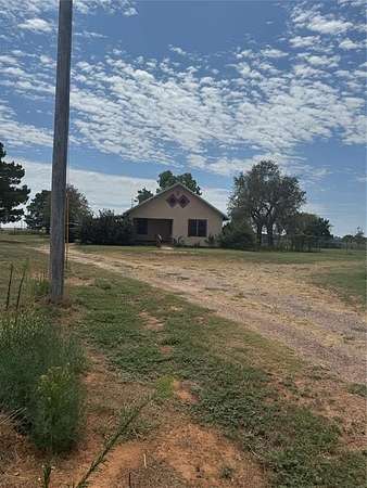 14 Acres of Land with Home for Sale in Chillicothe, Texas