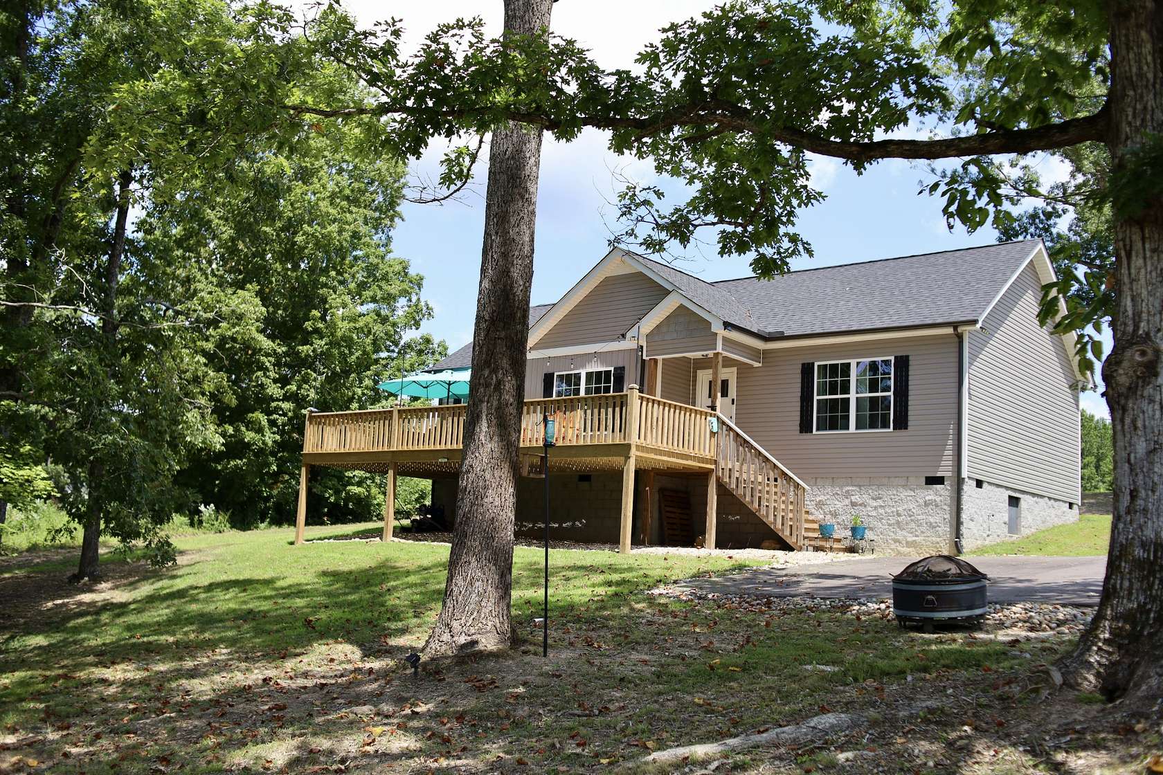 1.6 Acres of Residential Land with Home for Sale in Dickson, Tennessee