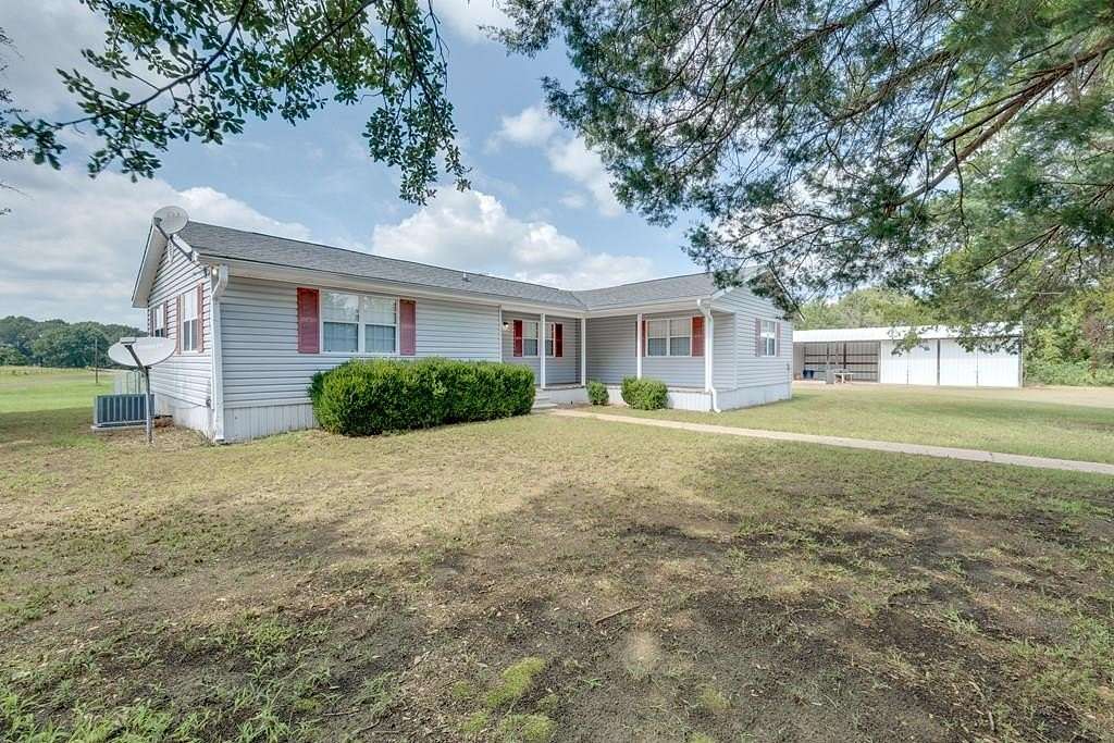 13.6 Acres of Land with Home for Sale in Montalba, Texas