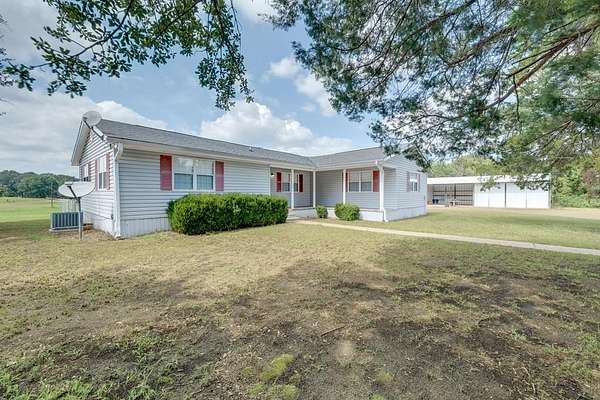 13.6 Acres of Land with Home for Sale in Montalba, Texas