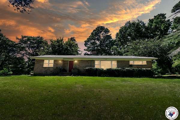 5.73 Acres of Residential Land with Home for Sale in Texarkana, Texas