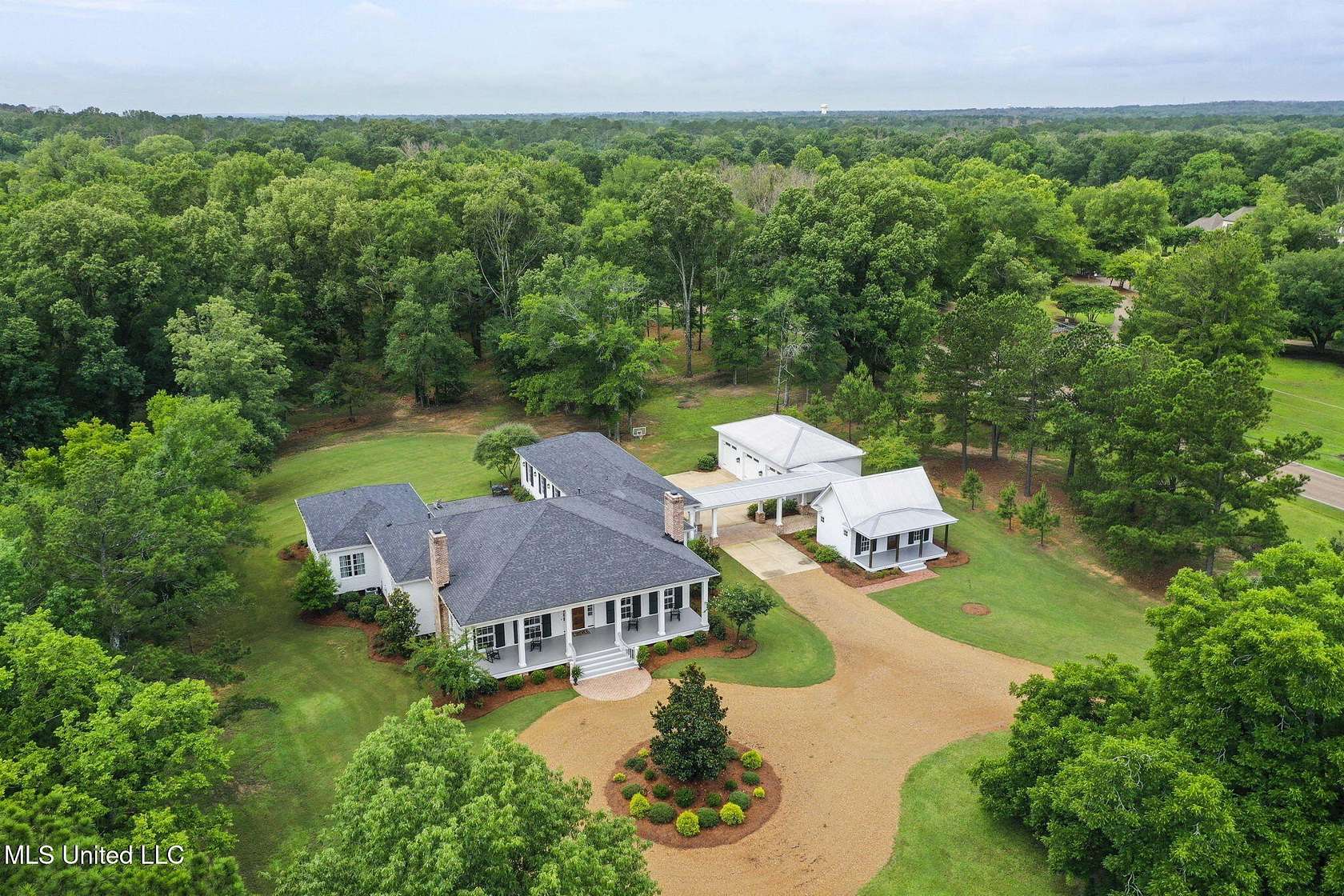 10 Acres of Residential Land with Home for Sale in Madison, Mississippi