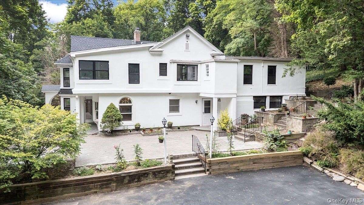 2.32 Acres of Residential Land with Home for Sale in Muttontown, New York