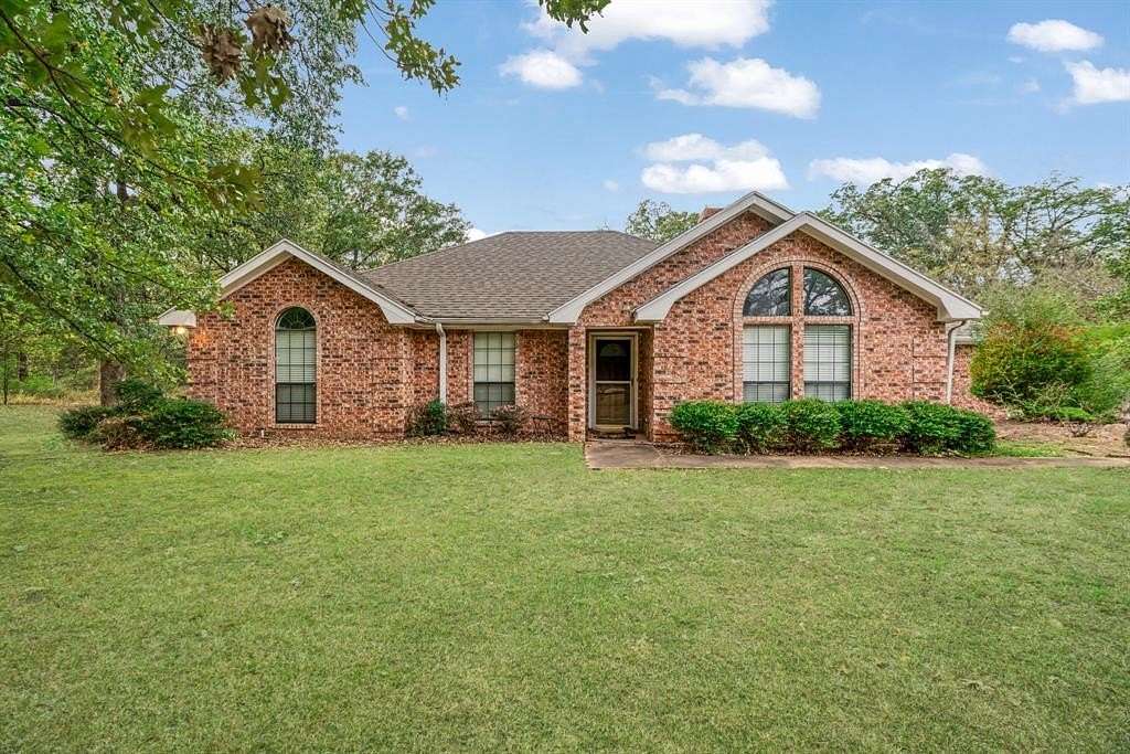 1.67 Acres of Residential Land with Home for Sale in Paris, Texas