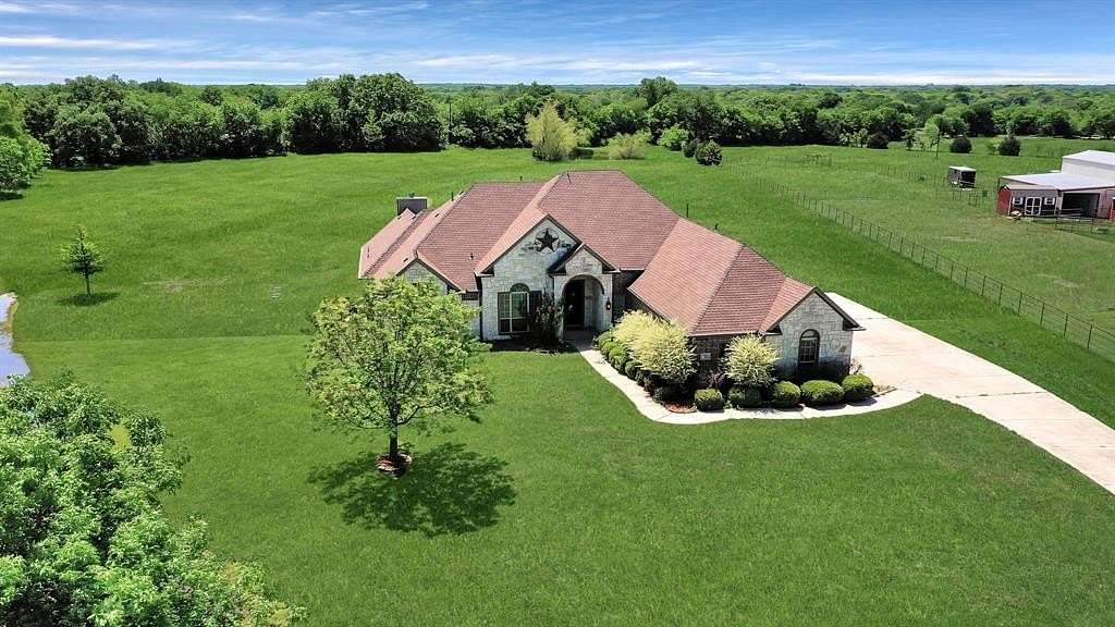 4.28 Acres of Residential Land with Home for Lease in Royse City, Texas