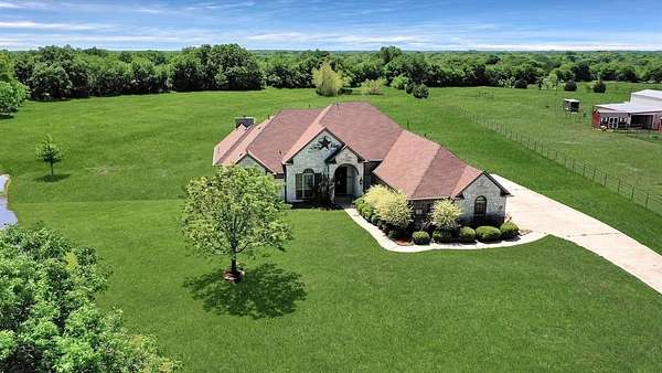 4.28 Acres of Residential Land with Home for Lease in Royse City, Texas