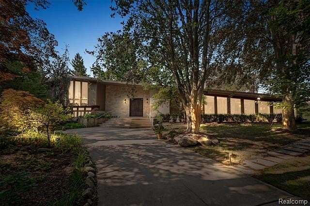 3.5 Acres of Residential Land with Home for Lease in Bloomfield Hills, Michigan